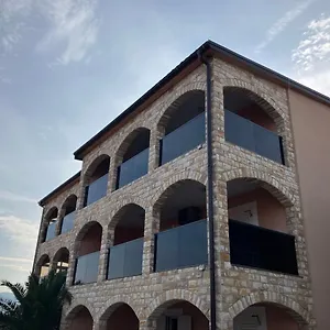 https://apartmani-ivanic.hotelinzadar.com